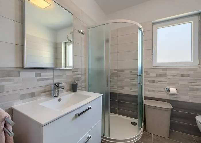 App Maria 아파트 풀라